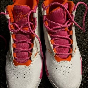 Jordan Max Aura 4 (GS) 'White Safety Orange Pinksicle' Big Kids 6 = 7.5 women’s